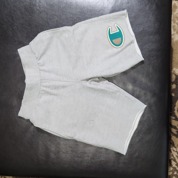 New never worn Champion kids chill jogging shorts with longer inseam - Picture 1 of 5